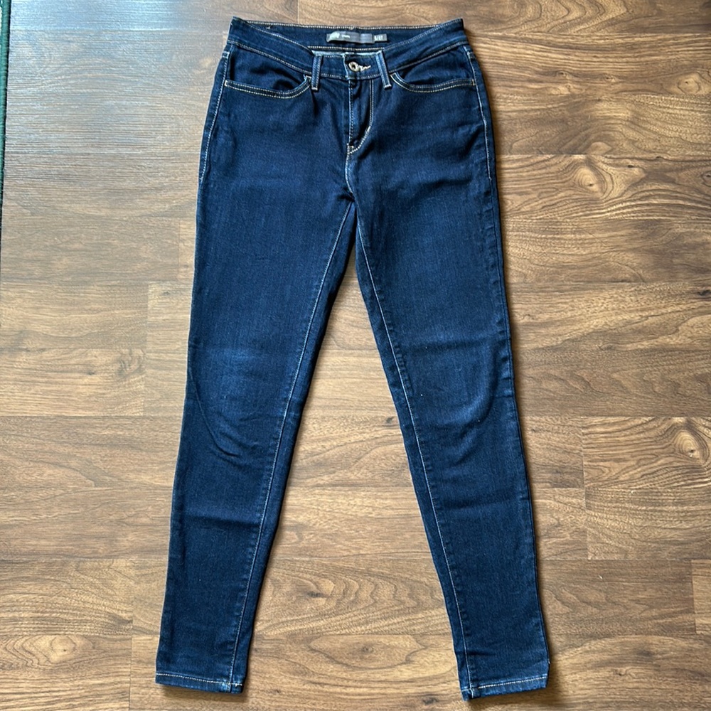 Women’s LEVI jeans size 4/27